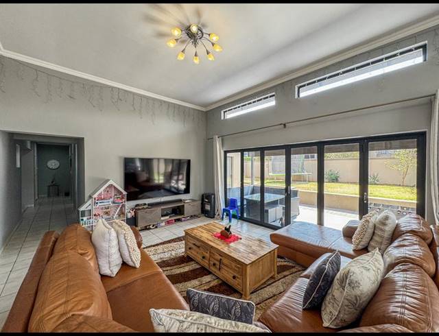 3 BEDROOM HOUSE FOR SALE IN MIDSTREAM HILL